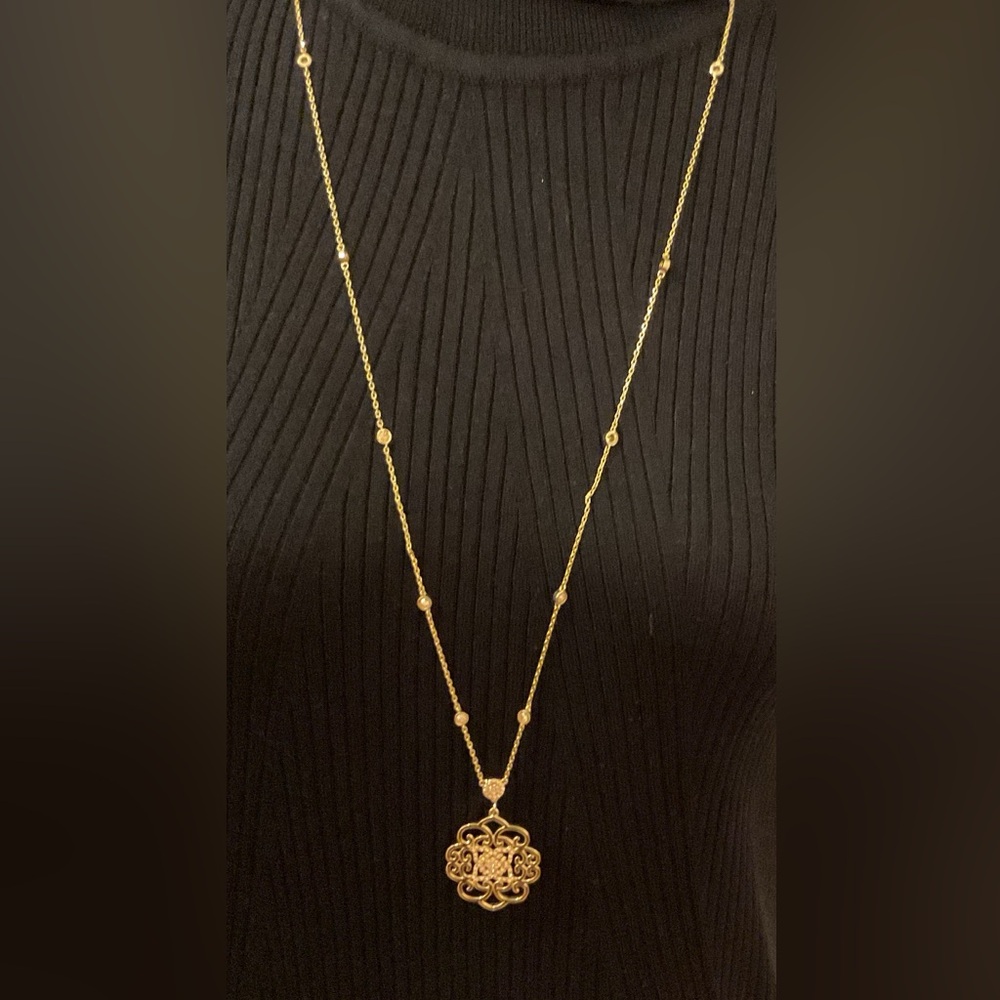 Elegant Gold Pendant Necklace